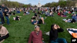 บรรยากาศประชาชนร่วมชมสุริยุปราคาที่กรุงวอชิงตัน