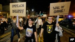 Des manifestants exigent que le président élu Donald Trump soit empêché d’accès au pouvoir, au cours d’une marche à Seattle, 9 novembre 2016.