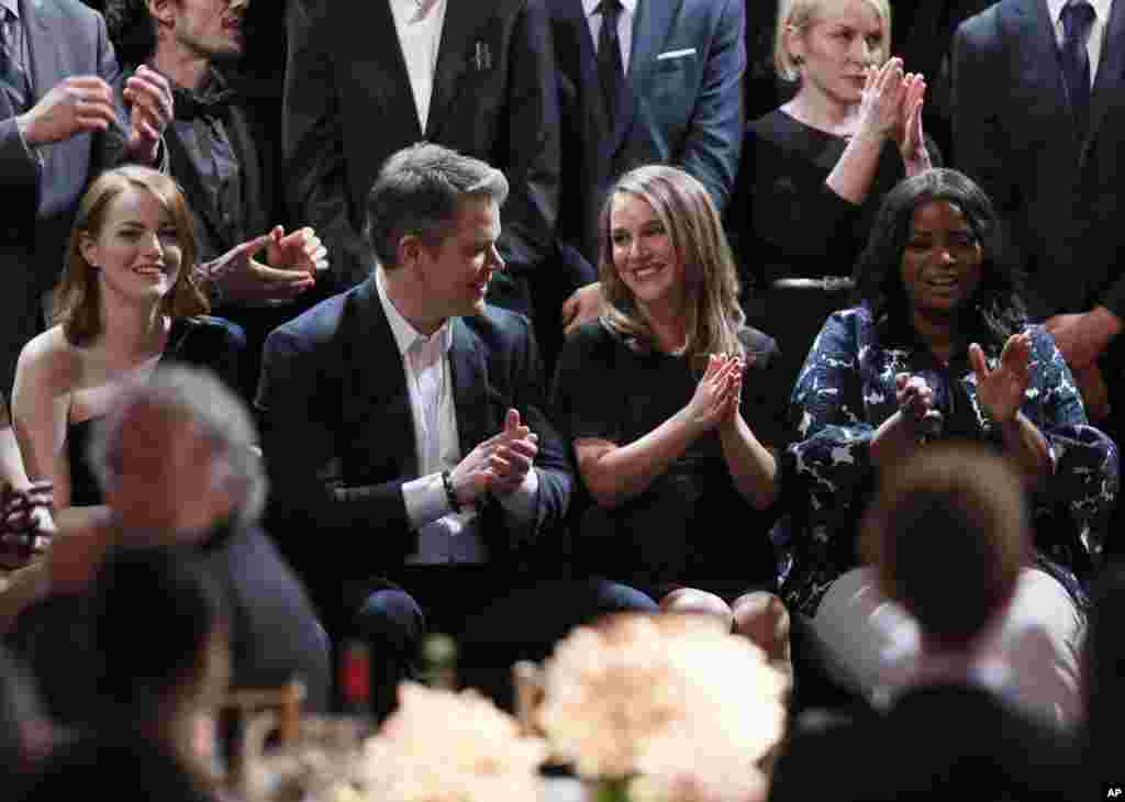 2017年2月6日，麦特・戴蒙和左侧的演员艾玛&middot;斯通（Emma Stone ）以及右侧的演员 Octavia Spencer 在奥斯卡提名午餐会上。艾玛&middot;斯通后来荣获最佳女演员奖