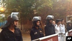 Des policiers devant une morgue au Caire, le 31 octobre 2015. (AP Photo/Nariman El-Mofty)