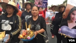 ក្រុម​ស្ត្រី​នៅ​សហគមន៍​បឹង​កក់​ និង​សហគមន៍​ផ្សេង​ទៀត​ប្រមាណ​ជាង​ ២០​នាក់​ ដើរ​ចេញ​ពី​សាលា​ឧទ្ធរណ៍​ ឆ្ពោះទៅកាន់​តុលាការ​កំពូល​​ ក្រោយ​ការ​តវ៉ា​ឲ្យ​ដោះ​លែង​អ្នកស្រី​ ទេព​ វន្នី​ សកម្មជន​ដីធ្លី​នៅ​សហគមន៍​បឹងកក់ នៅថ្ងៃ​ទី​ ២៧​ ខែ​កុម្ភៈ​ ឆ្នាំ​ ២០១៧​​។ ​​(ហ៊ុល រស្មី/VOA)