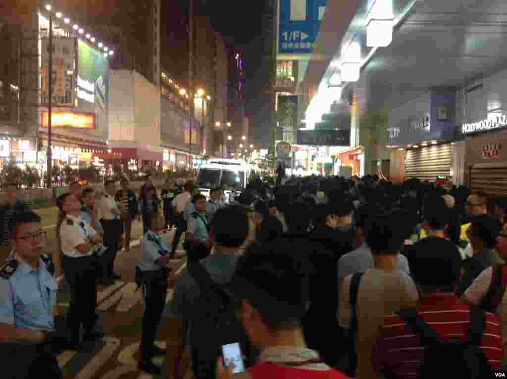 上千港人连续第四晚在旺角聚集争真普选(美国之音海彦拍摄)
