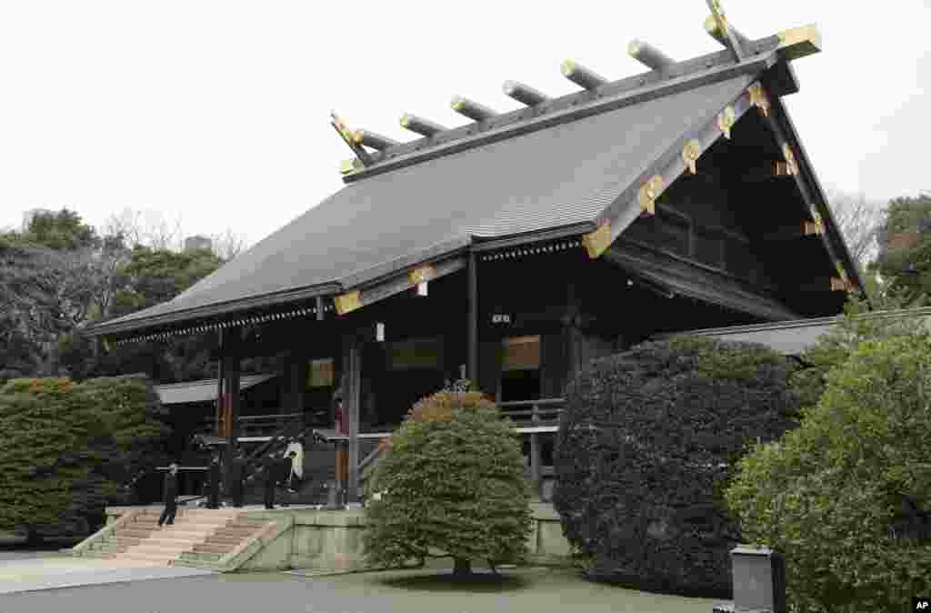 日本首相安倍晋三12月26日参拜靖国神社时向在战争中死去的亡灵敬拜。