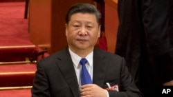 Le président chinois Xi Jinping assiste à une session plénière du Congrès populaire national (APN) au Grand Palais du Peuple à Beijing, lundi 19 mars 2018. 