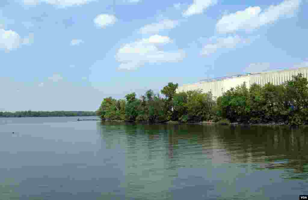 Wastewater cleansed at Blue Plains is cleaner than the Potomac River when it is discharged in the waterway. (Rosanne Skirble/VOA)