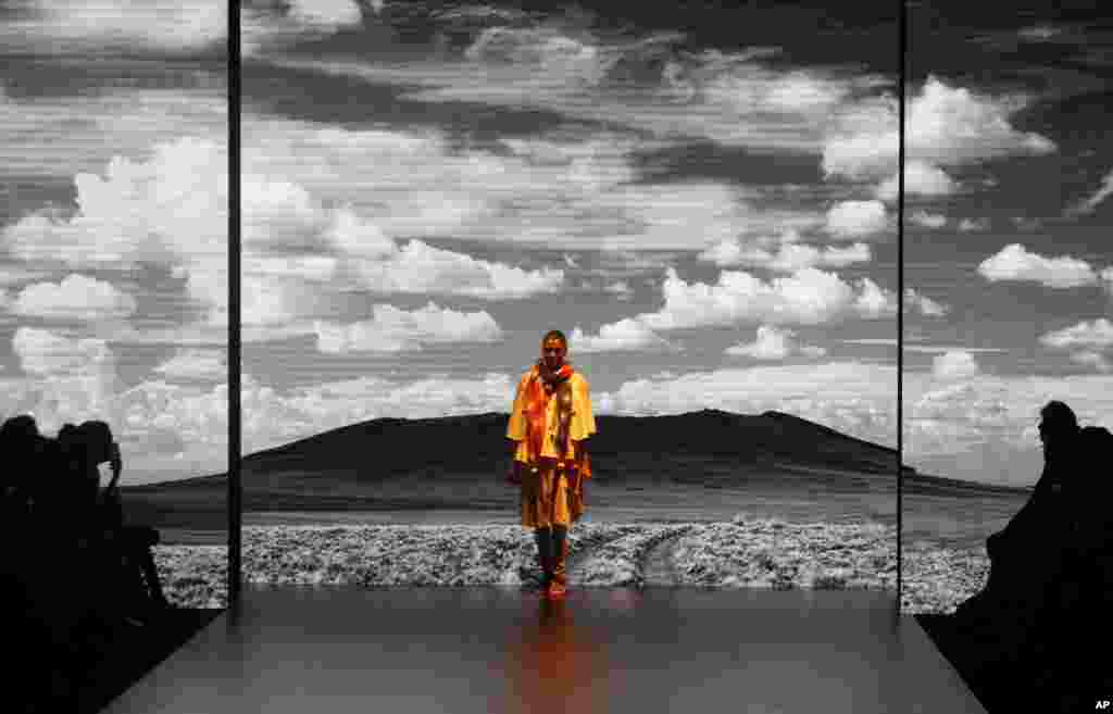 តារា​ម៉ូដែល​បង្ហាញ​ពី​ស្នាដៃ​ដោយ​អ្នក​រចនាម៉ូដ Ka-Sha នៅ​អំឡុងពេល​ពិធី​បង្ហាញ Lakme Fashion Week នៅ​ក្រុង Mumbai ប្រទេស​ឥណ្ឌា។&nbsp;