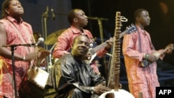 ፋይል ፎቶ - የማሊው ታዋቂ ዘፋኝ ቱማኒ ዲያባቴ በቡዳፔስት እ.አ.አ 2006