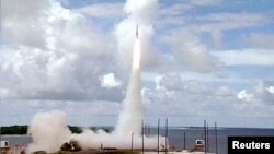 지난 2001년 미국 캘리포니아주 반덴버그 공군기지에서 요격미사일 시험발사를 실시하고 있다. (자료사진)