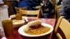 ARHIVA - Ručak u narodnoj kuhinji u Bronsku, u Njujorku (Foto: Reuters/Shannon Stapleton)