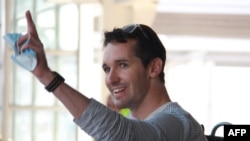 2020年9月8日，由于澳中外交关系恶化，澳大利亚广播公司驻京记者比尔·博图斯(Bill Birtles)担心被捕，在离开中国后抵达悉尼机场。（法新社）