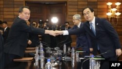 한국 측 수석대표인 조명균 통일부 장관과 북한 측 리선권 조국평화통일위원회(조평통)위원장이 지난 8월 판문점 북쪽 지역인 통일각에서 열린 고위급회담에서 악수하고 있다. 