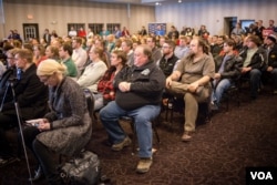 肯塔基州联邦参议员保罗的支持者不顾恶劣天气，坚持参加集会表示对候选人的支持。（美国之音记者方正拍摄）