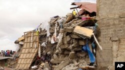 En images : Au moins 2 morts dans l'effondrement d'un immeuble au Kenya