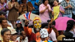 Anti-government protesters are seen gathered outside Bangkok's Lumpini Park August 4, 2013.
