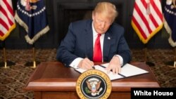 El presidente de EE.UU., Donald Trump, firma la reanudación de sanciones contra Irán en Bedminster Township, Nueva Jersey.