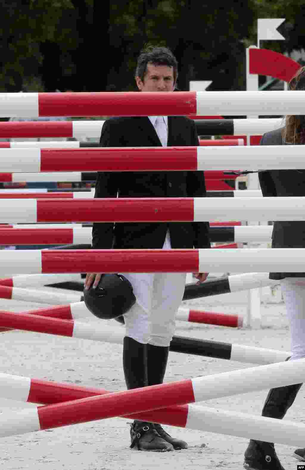 Aktor dan sutradara Perancis Guillaume Canet terlihat&nbsp; sebelum bertanding dalam kompetisi enam palang &quot;Melompat di Eiffel Paris&quot; di Champs de Mars di Paris, dekat Menara Eiffel. &nbsp;
