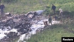 이스라엘 보안 요원들이 10일 격추된 F-16 전투기 잔해를 수색하고 있다.