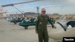 احمد مایلی خلبان هواپیمای فوق سبک سپاه در کنار هواپیماهای جایروپلن