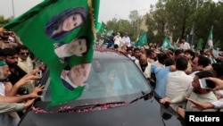 巴基斯坦前总理谢里夫离开首都伊斯兰堡，支持者围在他的汽车旁 (2017年8月9日)