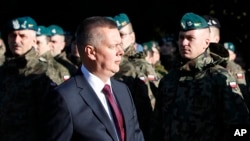 Menteri Pertahanan Polandia Tomasz Siemoniak mengatakan bahwa jumlah pasukan di tiga pangkalan akan meningkat dalam tahun-tahun mendatang.