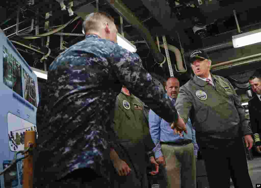 美国总统特朗普2017年3月2日登上福特号超级航母，和官兵握手 （美国海军照片）