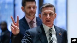 마이클 플린 전 미 국방정보국장이 17일 뉴욕 트럼프 타워에 도착했다. 도널드 트럼프 미 대통령 당선인은 플린 전 정보국장을 백악관 국가안보보좌관에 내정한 것으로 알려졌다.