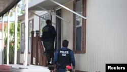 美国移民与海关执法局逃犯追缉行动组成员在加州圣安娜搜捕一名违反移民法的逃犯。（2017年5月11日）