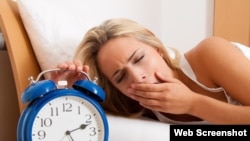 Peneletian menunjukkan seseorang yang kurang tidur cenderung kurang mampu mengendalikan keinginan untuk makan cemilan tidak sehat (Foto: ilustrasi).