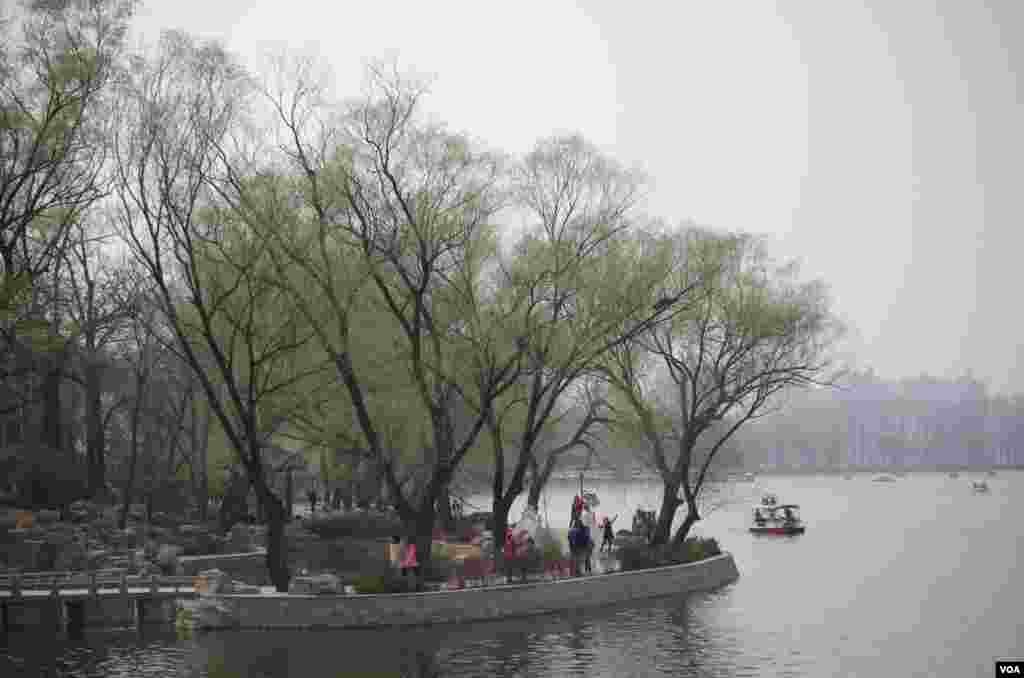 笼罩在雾霾当中的北京玉渊潭公园&ldquo;柳桥映月&rdquo;景区 (曾谙摄于2016年3月21日)