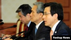 황교안 한국 대통령 권한대행 국무총리(오른쪽)가 20일 정부 서울청사에서 열린 국가안전보장회의 상임위원회의를 주재하고 있다.