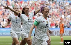 美国队主力队员梅根·拉皮诺埃（Megan Rapinoe）在对荷兰队的决赛进行到61分钟时为美国队踢进了一个点球。