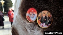 参加2016年北京两会的西藏代表佩戴的习近平像章和五代中共领袖像章。（网络图片）