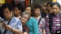 中国人在银行外面排队。何清涟认为中国的银行不会发生挤兑危机。