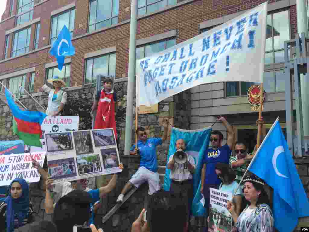 2015年7月12日维吾尔人和支持者在美国首都华盛顿街头游行并聚集在泰国驻美大使馆前抗议泰国把100余名维吾尔人强行递解回中国。（美国之音乌兹别克语组拍摄） &nbsp;