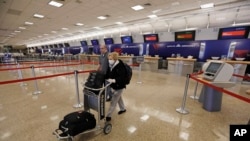 美国盐湖城机场4月7日旅客稀少。