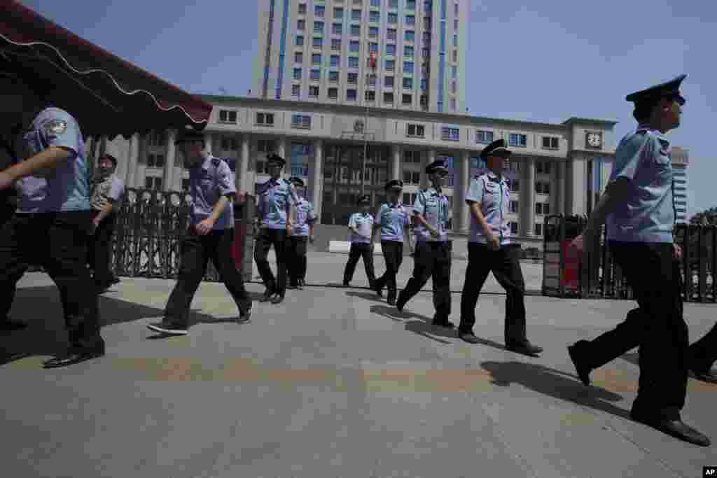 2013年8月21日，中国警察列队走出济南中级人民法院。