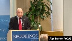 2013年9月18日，伊拉克驻美大使卢克曼•菲利在华盛顿的布魯金斯研究所发表演讲。