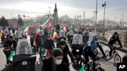 Warga Iran menghadiri rapat umum yang menandai peringatan 42 tahun Revolusi Islam, di Lapangan Azadi (Kebebasan) di Teheran, Iran, Rabu, 10 Februari 2021. (Foto: AP)