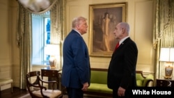 2025年7月7日，特朗普总统与以色列总理内塔尼亚胡在白宫晚宴前进行私人交谈。(白宫官方照片)