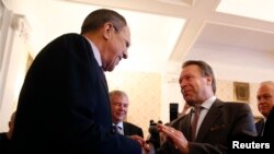 4일 라브로프 러사어 외무장관(왼쪽)이 모스크바를 방문한 유럽안보협력기구(OSCE) 의원총회의 일카 카네르바 의장을 환영하고 있다.