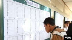 រូបឯកសារ៖ បុរសម្នាក់កំពុងស្វែងរកឈ្មោះរបស់ខ្លួនដើម្បីបោះឆ្នោត នៅព្រឹកថ្ងៃទី២៩ ខែកក្កដា ឆ្នាំ ២០១៨ នៅការិយាល័យបោះឆ្នោត «សាលាគរុកោសល្យវិក្រិត្យការក្រុង» ក្រុងតាខ្មៅ ខេត្តកណ្តាល។ (ទុំ ម្លិះ/វីអូអេ) 