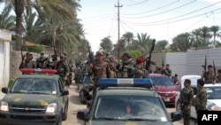 Polisi Irak berkeliling kota Ramadi, ibukota propinsi Anbar, Baghdad barat para 29 Maret 2014 setelah menangkap mobil yang diduga milik laskar militan.