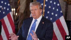 2024年12月16日，当选总统唐纳德·特朗普在佛罗里达州棕榈滩海湖庄园举行的新闻发布会上讲话。