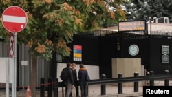 터키 앙카라 주재 미국 대사관 입구에서 비자 신청자들이 기다리고 있다.