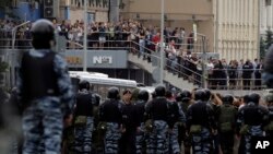 2017年6月12日，被俄罗斯警方监控的抗议人士们参与了莫斯科市区的一场示威活动。