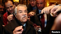 OPEC 이사회 참석 차 오스트리아 빈을 방문한 알리 알-나이미 사우디아라비아 석유장관이 24일 기자들의 질문에 답하고 있다.