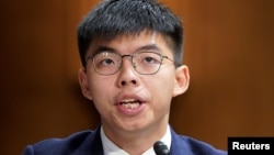 香港活动人士黄之锋在华盛顿国会山出席关于香港抗议活动的国会听证会。(2019年9月17日)