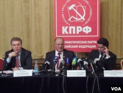 国会议员卡拉什尼科夫（左一）和俄共领袖久加诺夫（中间）。(美国之音白桦拍摄)