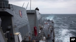 资料照片：美国拉尔夫·约翰逊号导弹驱逐舰2023年9月9日在台湾海峡进行例行行动。