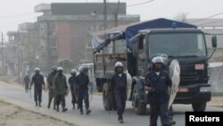 La police anti-émeute patrouille dans les rues après des échauffourées avec des manifestants, à Douala, Cameroun, 25 février 2008. (REUTERS/Talla Ruben )